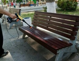 «Городские службы наводят чистоту и порядок, горожанам напоминают о бережном отношении к общественному имуществу»